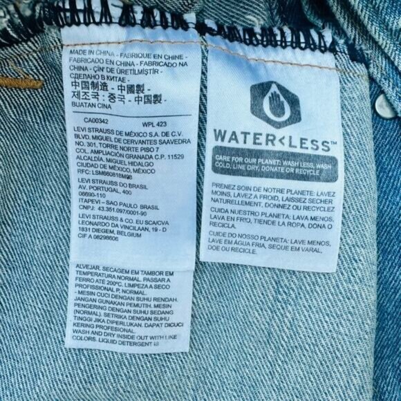 Levi's Trucker Jean Jacket Classic Size Large Light Blue Wash Denim Button Front - Picture 8 of 9